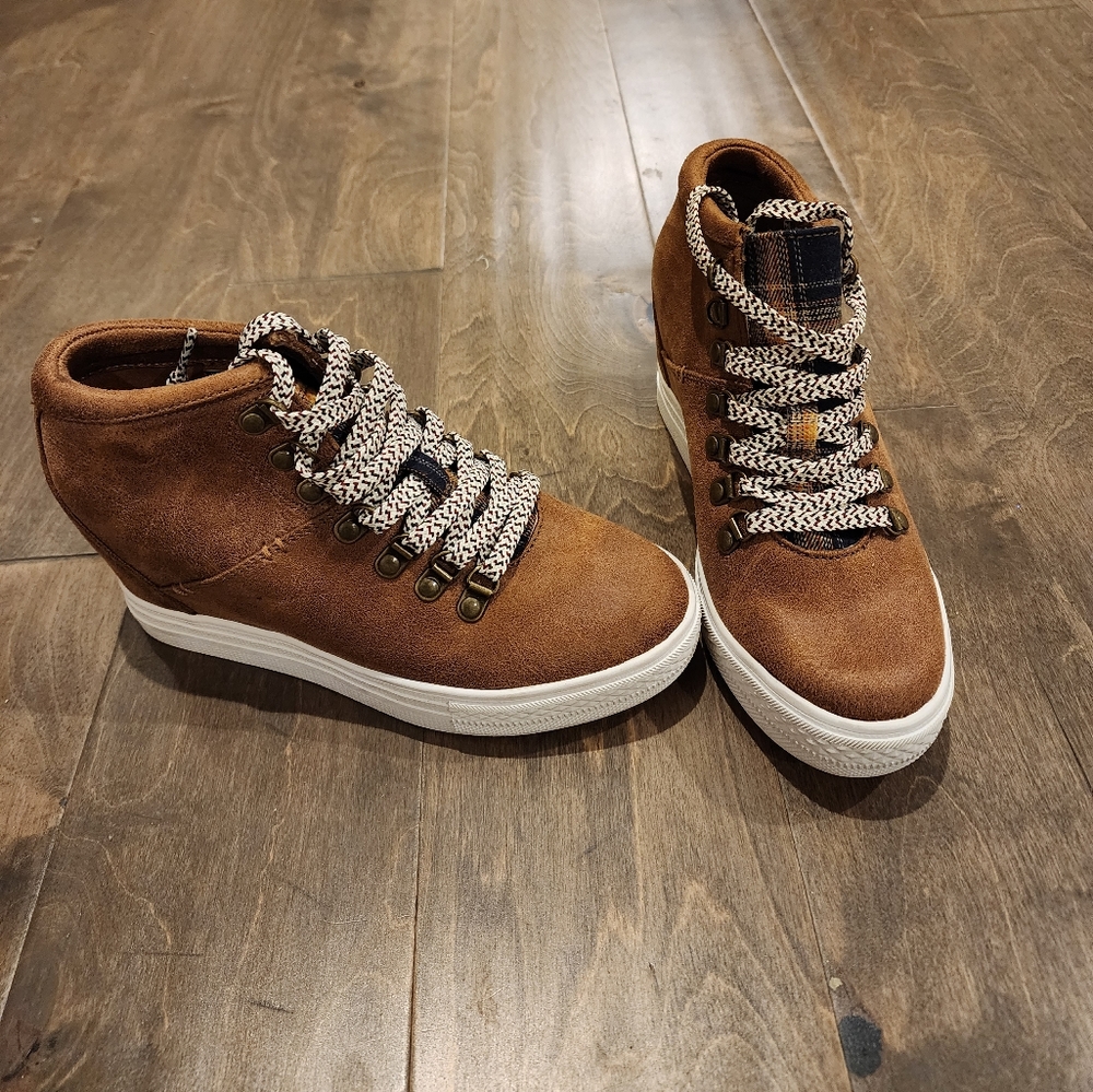 Soda wedge sneaker